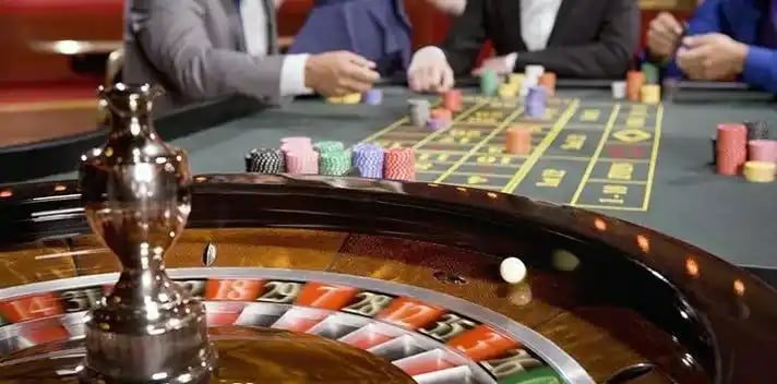 Người chơi điều khiển game bắn cá trên điện thoại với giao diện tiếng Việt mb665